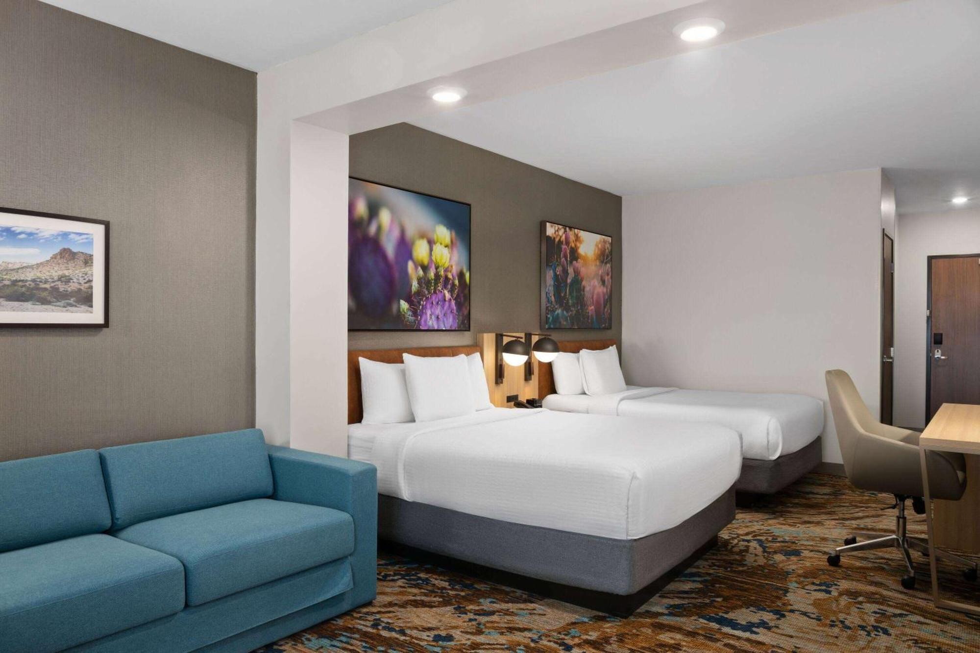 La Quinta & By Wyndham Hotel *
